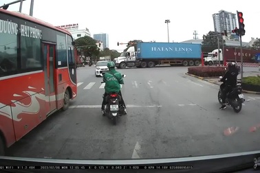 Tài xế ngang nhiên đi vào đường ngược chiều như chỗ không người