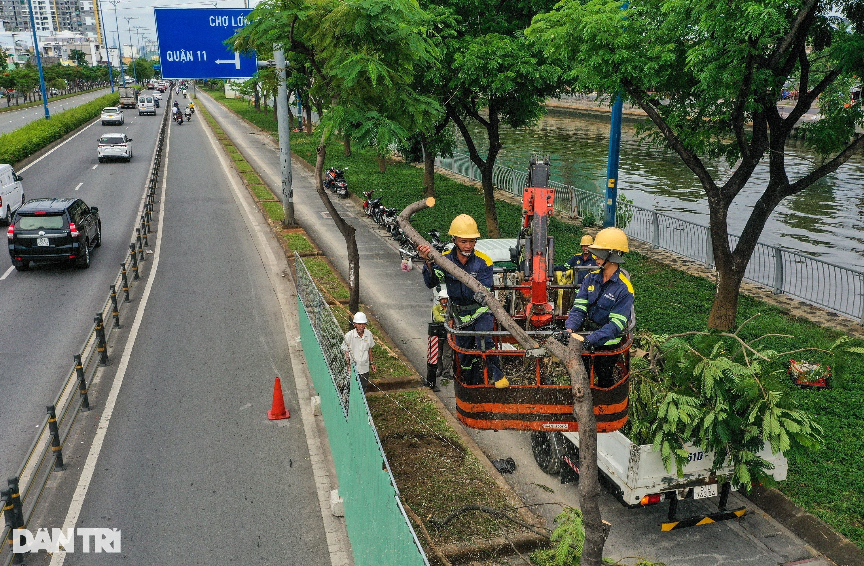 View - Bắt đầu dời cây, thi công mở rộng 8km đại lộ Võ Văn Kiệt ở TPHCM | Báo Dân trí