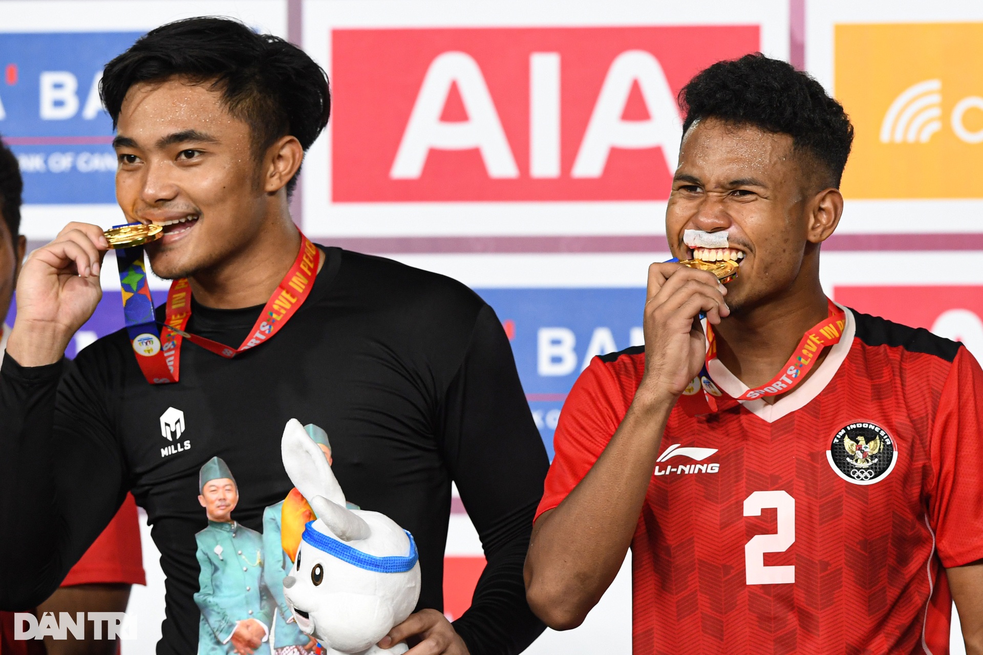 Toàn cảnh cuộc ẩu đả đáng xấu hổ trong trận chung kết bóng đá nam SEA Games - 15 Toàn cảnh cuộc ẩu đả đáng xấu hổ trong trận chung kết bóng đá nam SEA Games - 15
