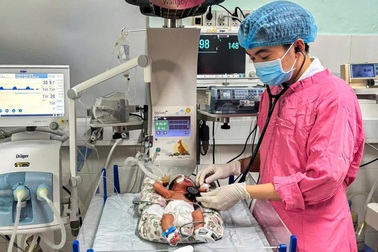 Cứu sống trẻ sinh non 26 tuần tuổi, nặng 0,7kg