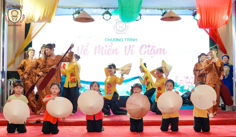 Ấn tượng với màn biểu diễn “Về miền Ví - Giặm của cô trò mầm non nhân ngày 20/11 - 2 Ấn tượng với màn biểu diễn “Về miền Ví - Giặm của cô trò mầm non nhân ngày 20/11 - 2