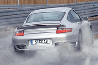 Porsche "dọa" kiện EU 