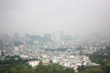 Sương mù dày đặc sáng sớm ở TPHCM, tia cực tím mạnh từ trưa