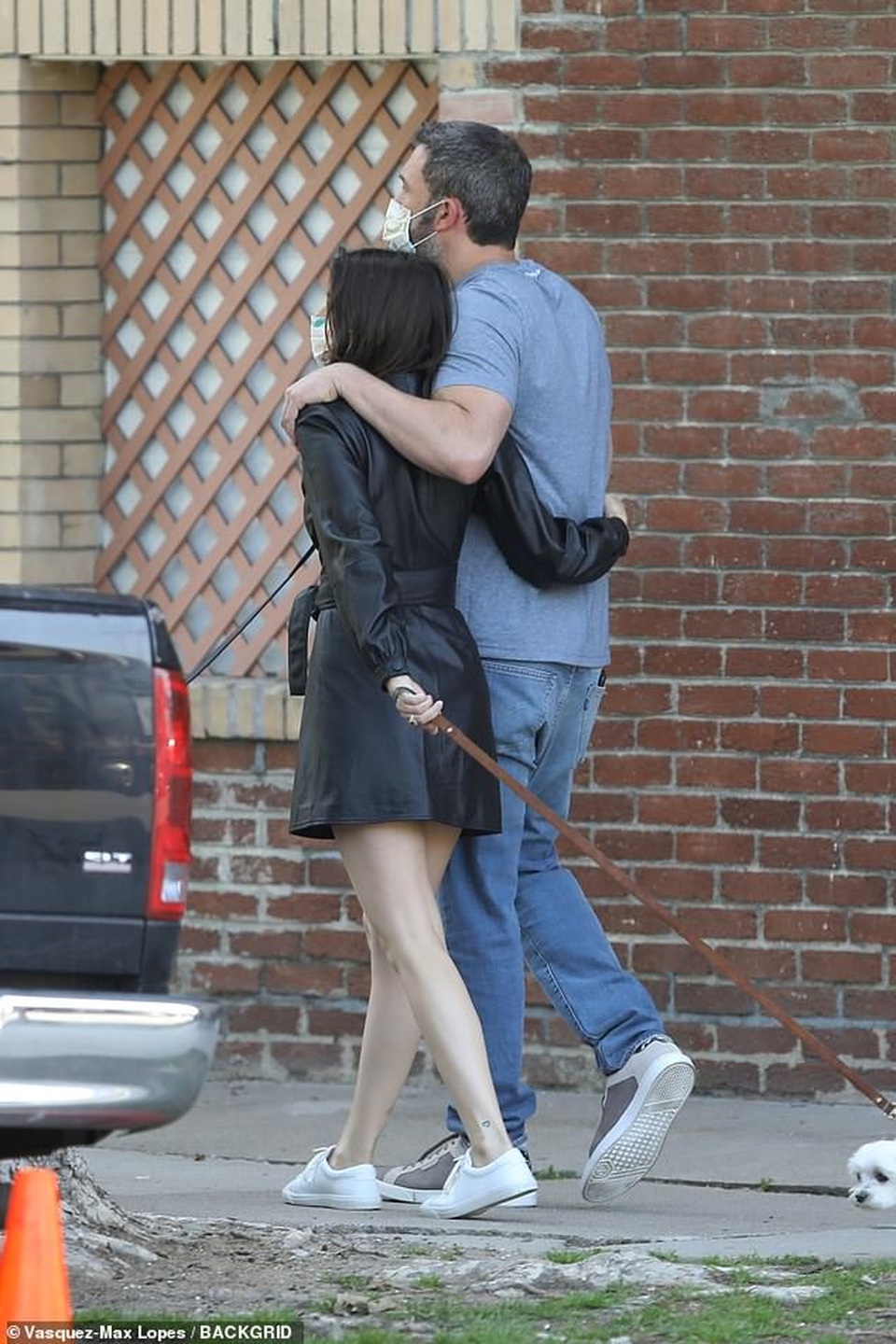 Ben Affleck hôn bạn gái qua khẩu trang - 2 Ben Affleck hôn bạn gái qua khẩu trang - 2