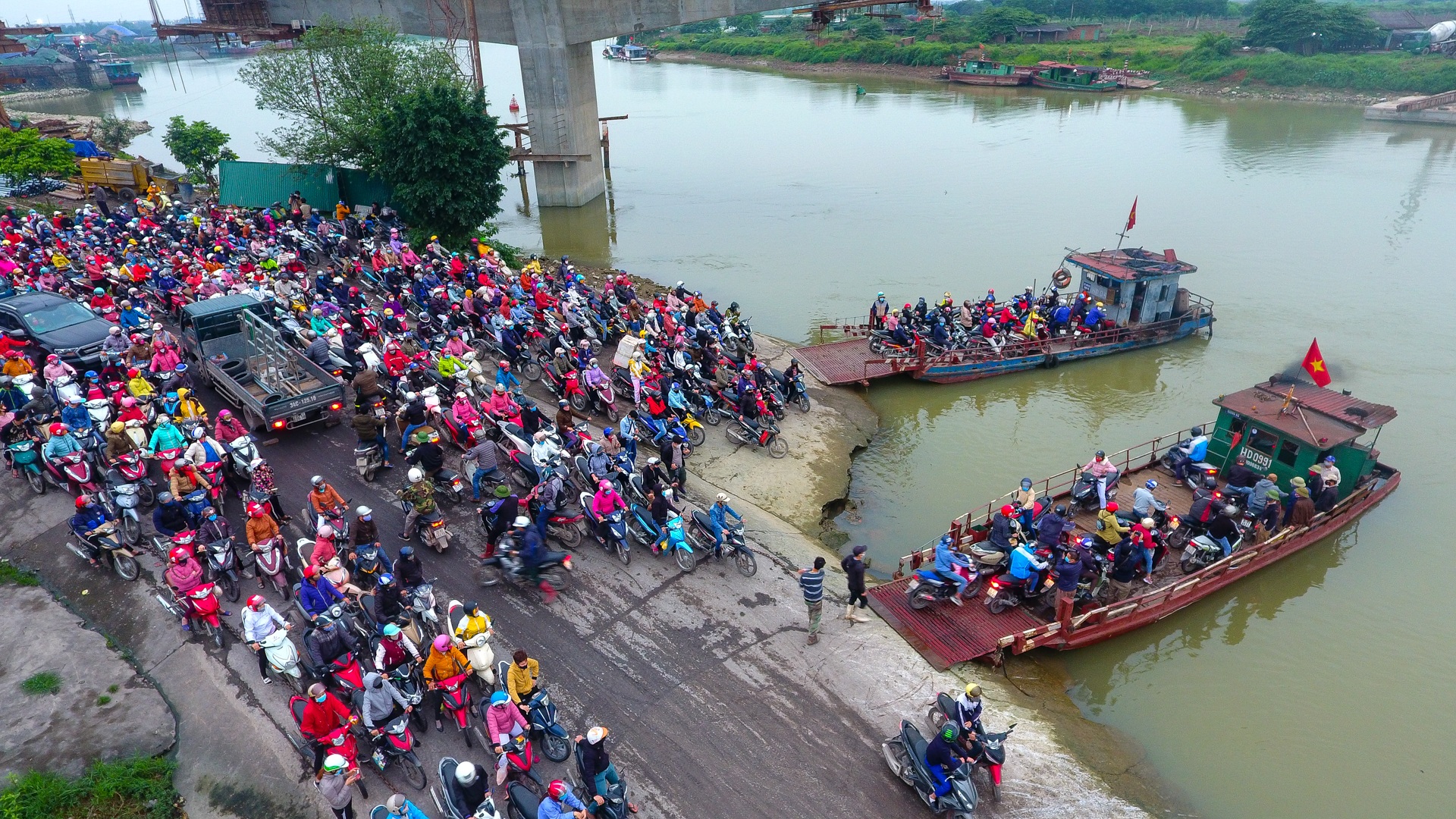 Hải Dương: Hàng ngàn người ùn ùn đợi phà giữa thời dịch Covid-19 - 17 Hải Dương: Hàng ngàn người ùn ùn đợi phà giữa thời dịch Covid-19 - 17