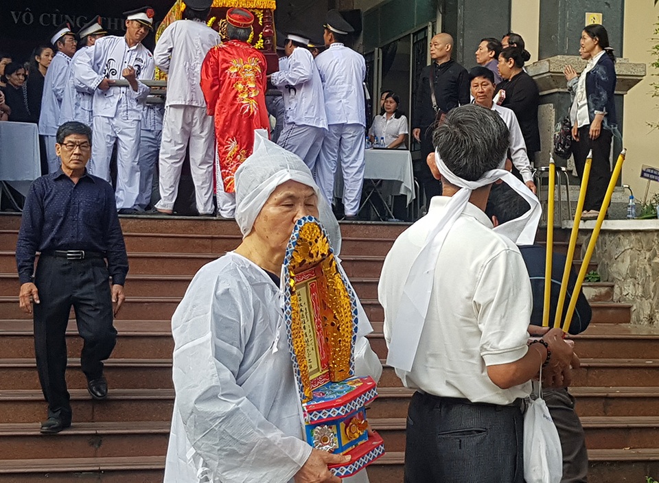 Tiễn biệt nhạc sĩ Nguyễn Văn Tý về nơi an nghỉ cuối cùng - 10 Tiễn biệt nhạc sĩ Nguyễn Văn Tý về nơi an nghỉ cuối cùng - 10