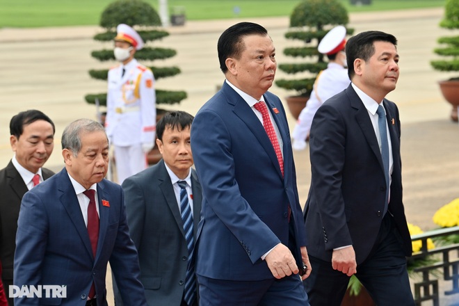 Đoàn đại biểu Quốc hội vào Lăng viếng Chủ tịch Hồ Chí Minh - 10 Đoàn đại biểu Quốc hội vào Lăng viếng Chủ tịch Hồ Chí Minh - 10