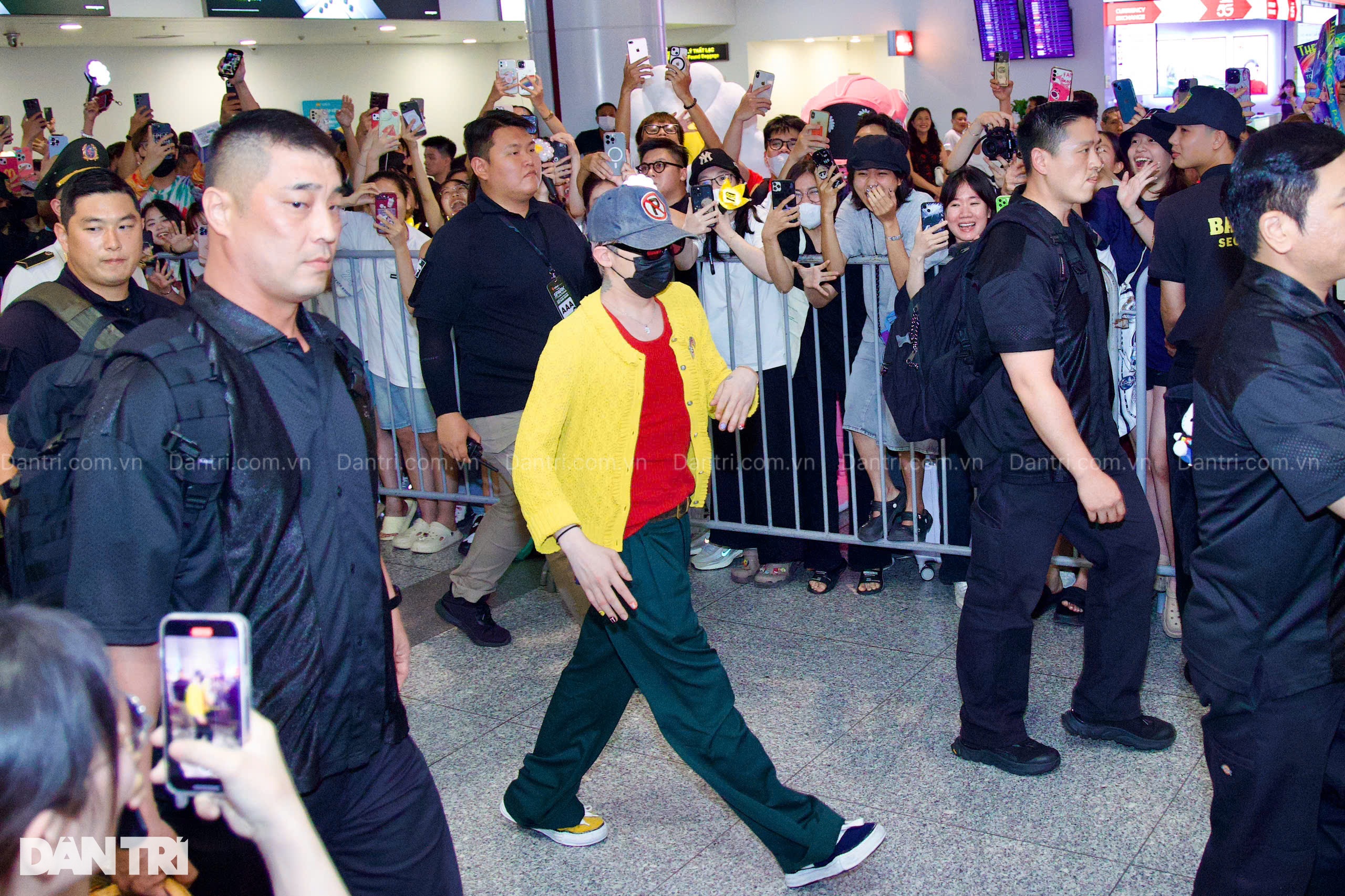 G‑Dragon có mặt tại Hà Nội, rừng fan mang hoa cúc đón chào như mở hội - 8 G‑Dragon có mặt tại Hà Nội, rừng fan mang hoa cúc đón chào như mở hội - 8