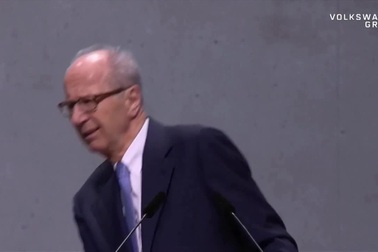 Lãnh đạo hãng xe Đức bị ném bánh tại đại hội cổ đông