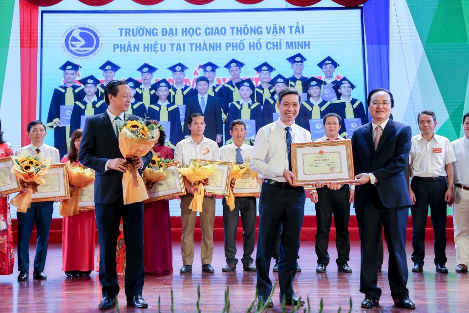 Phó Chủ tịch nước: Gắn thi đua với xây dựng môi trường giáo dục lành mạnh - 5 Phó Chủ tịch nước: Gắn thi đua với xây dựng môi trường giáo dục lành mạnh - 5