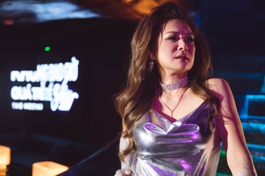 Lưu Bích tuổi 55: Mặc gợi cảm, cho rằng không quá trễ để thay đổi cuộc đời