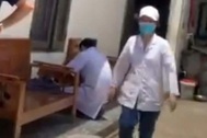 Hai vợ chồng tử vong nghi do bị điện giật khi sửa mái tôn