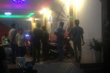 Đòi tiền "bo" cho tiếp viên, quản lý quán karaoke bị khách đánh tử vong