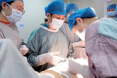 Hy hữu ca sinh đôi cách nhau... 10 năm