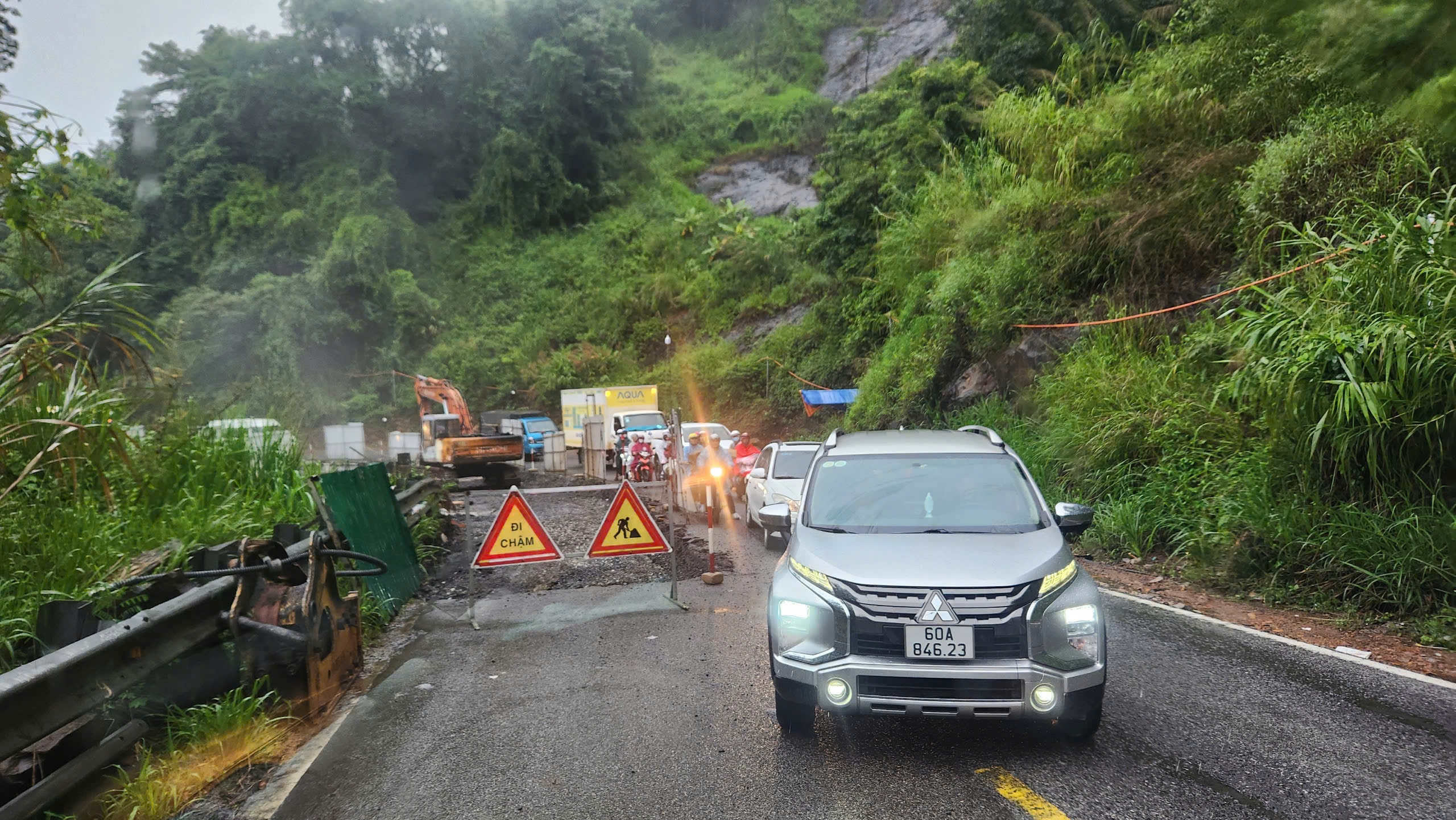 Lý do khiến đèo Bảo Lộc kẹt xe kéo dài 10km - 1