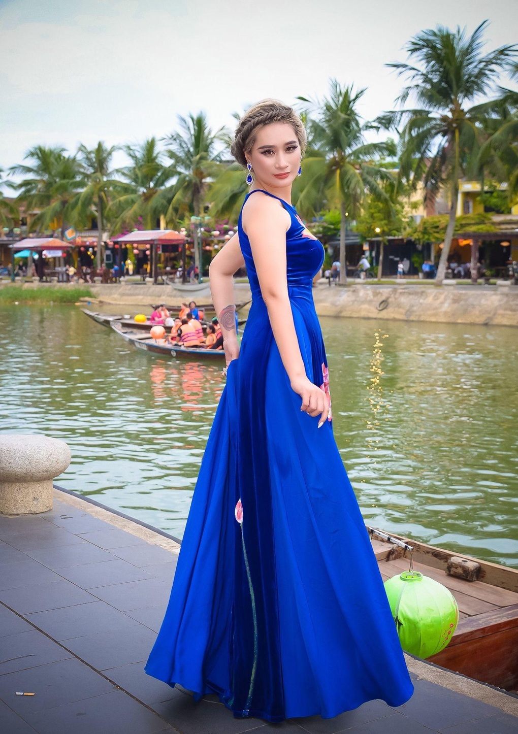 Hoa hậu Trịnh Lan Trinh diện áo dài khoe dáng ở Hội An - 4 Hoa hậu Trịnh Lan Trinh diện áo dài khoe dáng ở Hội An - 4