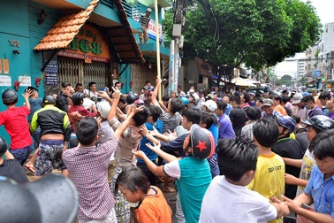 Đường phố náo loạn vì hàng trăm thanh niên chen nhau hứng tiền