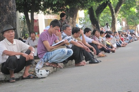 Phụ huynh mệt mỏi vì “kèm” con cả 3 đợt thi ĐH, CĐ