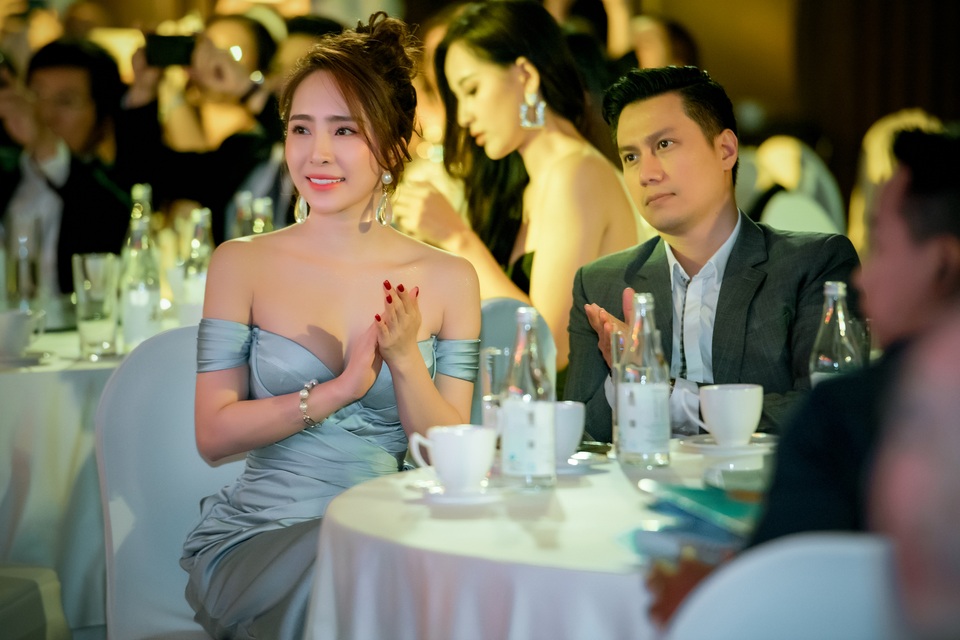 Công khai nâng ngực, Quỳnh Nga nóng bỏng bên “người tình” Việt Anh - 9 Công khai nâng ngực, Quỳnh Nga nóng bỏng bên “người tình” Việt Anh - 9
