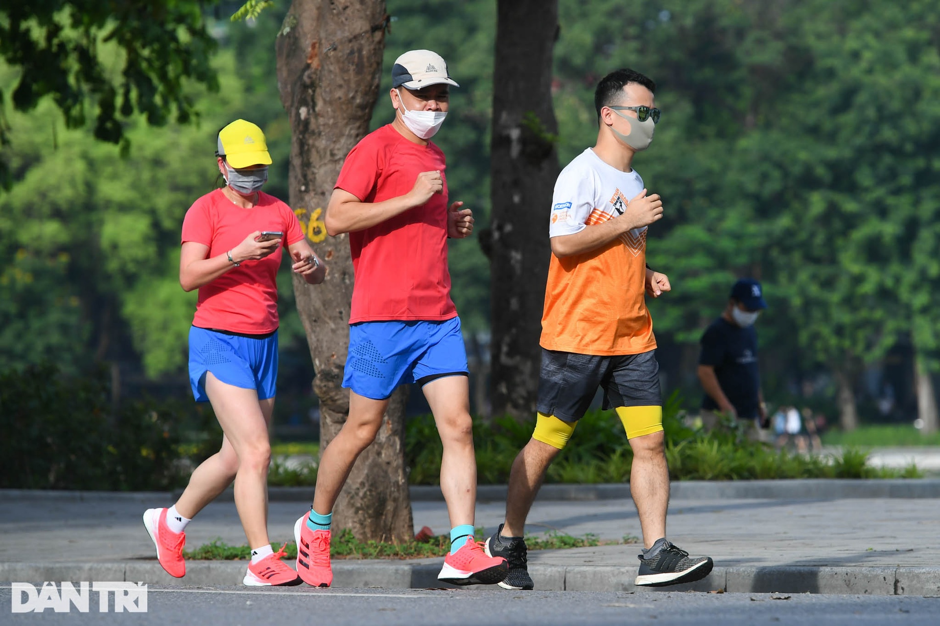 Người dân Hà Nội nườm nượp ra đường tập thể dục sau lệnh nới lỏng - 5 Người dân Hà Nội nườm nượp ra đường tập thể dục sau lệnh nới lỏng - 5