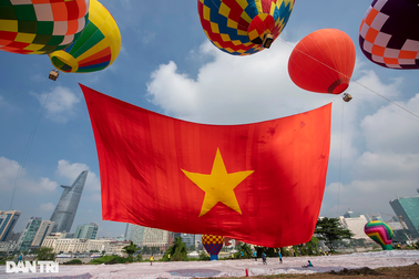 TPHCM thả thử nghiệm đại kỳ 1.800m2 chào mừng Quốc khánh 2/9