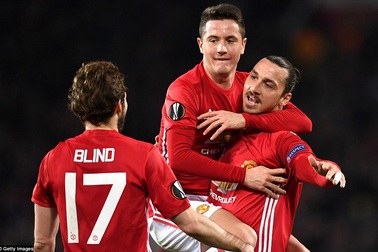 Ibrahimovic lập hat-trick, MU đè bẹp St Etienne