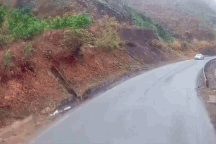 Chạy lấn làn để vượt ở khúc cua, xe ben đâm lật ô tô con