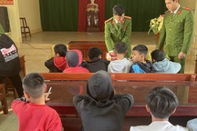 Nhóm học sinh chế tạo pháo nổ mang bán dịp Tết