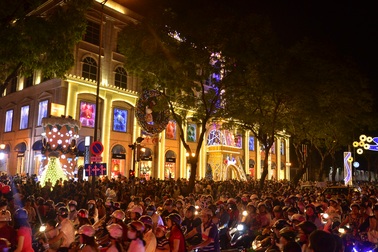 Trung tâm Sài Gòn ùn tắc kéo dài, kẹt cứng trong đêm Noel