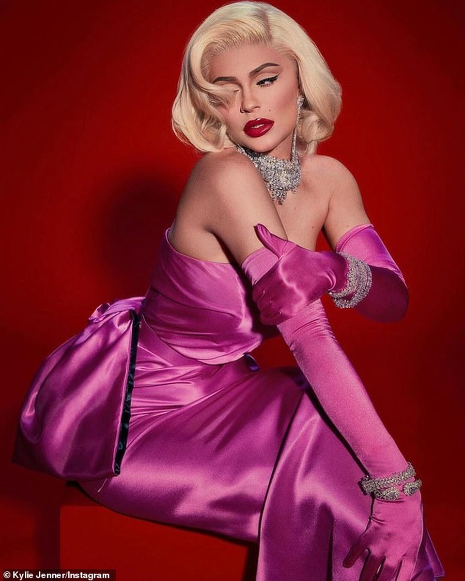 Kylie Jenner chia sẻ những bức ảnh yêu thích nhất năm 2019 - 1 Kylie Jenner chia sẻ những bức ảnh yêu thích nhất năm 2019 - 1