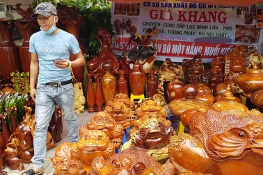 Thương lái bán đồ gỗ mỹ nghệ lo "ngay ngáy", sớm giảm giá vì dịch tái xuất