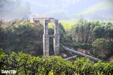 Hiện trường cầu treo hàng chục tỷ đồng bất ngờ đổ sập xuống sông ở Nghệ An