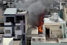 Cháy nhà ở TPHCM, người dân hô hoán dội nước dập lửa