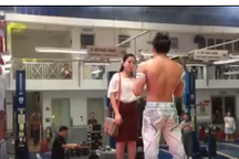 Màn cầu hôn bất ngờ của nam diễn viên xiếc khiến nữ MC bật khóc