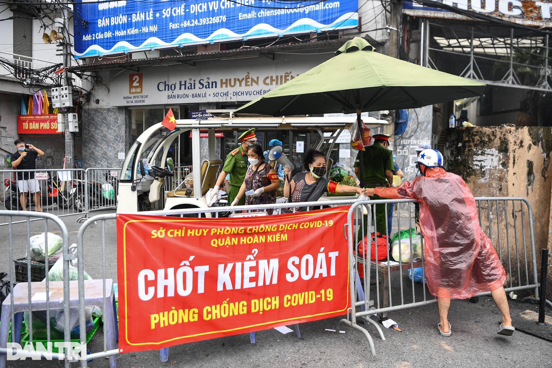 Người dân vượt rào thép gai vận chuyển đồ, rời khỏi khu phong tỏa ở Hà Nội - 2 Người dân vượt rào thép gai vận chuyển đồ, rời khỏi khu phong tỏa ở Hà Nội - 2