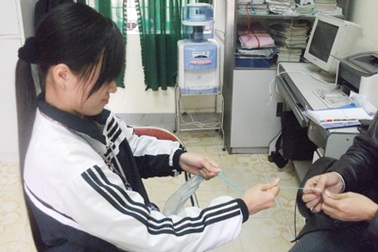 Cô bé 9X giành giải quốc tế từ... túi nilon 