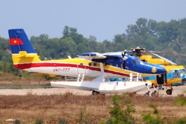 Thủy phi cơ phát hiện vật thể hình vuông, màu da cam