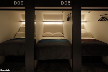 Giường biết đánh thức khách dậy đúng giờ và bật đèn sáng