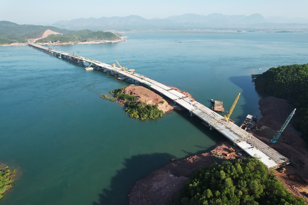 Hợp long công trình cầu vượt biển dài nhất Quảng Ninh - 3 Hợp long công trình cầu vượt biển dài nhất Quảng Ninh - 3