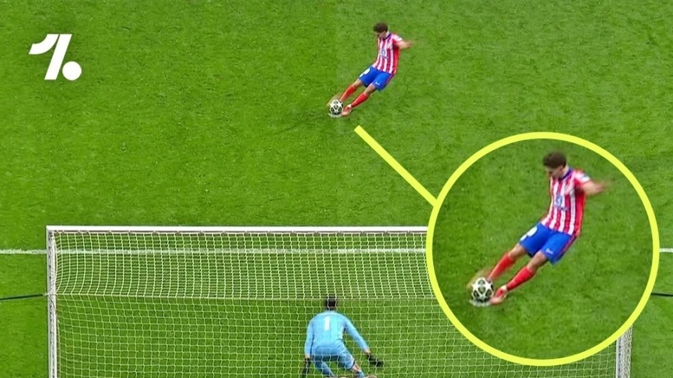 Champions League: Lời nguyền tàn nhẫn, cậu bé 17 tuổi khuynh đảo túc cầu - 1