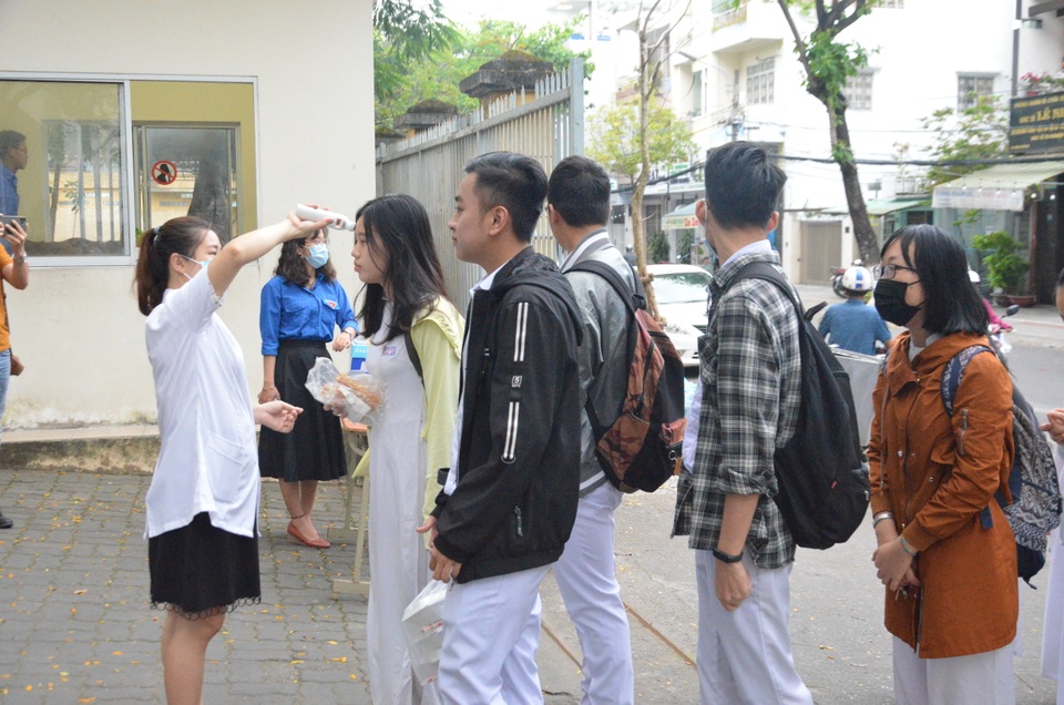 Đà Nẵng: HS lớp 12 được đo thân nhiệt, rửa tay sát khuẩn từ cổng trường - 1 Đà Nẵng: HS lớp 12 được đo thân nhiệt, rửa tay sát khuẩn từ cổng trường - 1