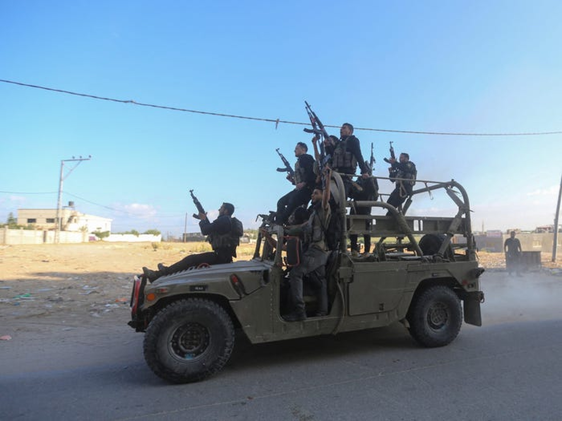 Hamas tấn công Israel: Đường phố tan hoang, thi thể nằm la liệt - 8 Hamas tấn công Israel: Đường phố tan hoang, thi thể nằm la liệt - 8