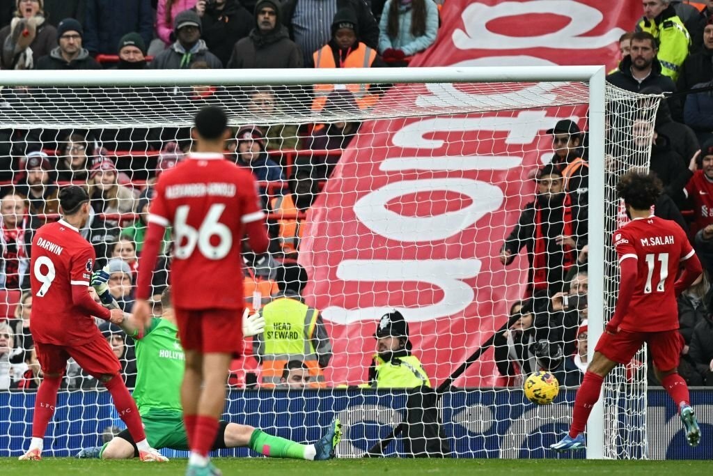 Hai lần bị VAR từ chối, Liverpool vẫn thắng đẹp Brentford - 1