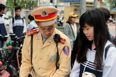 Không đội mũ bảo hiểm, hàng loạt học sinh, phụ huynh bị xử lý