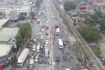 Bến xe chật kín người, cửa ngõ Thủ đô tắc dài khi người dân về quê nghỉ Tết