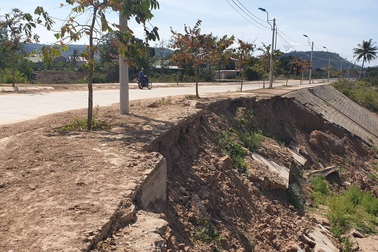 Quảng Trị:  Hoàn thành chưa lâu, tuyến đường 60 tỷ đồng đã sạt lở nặng