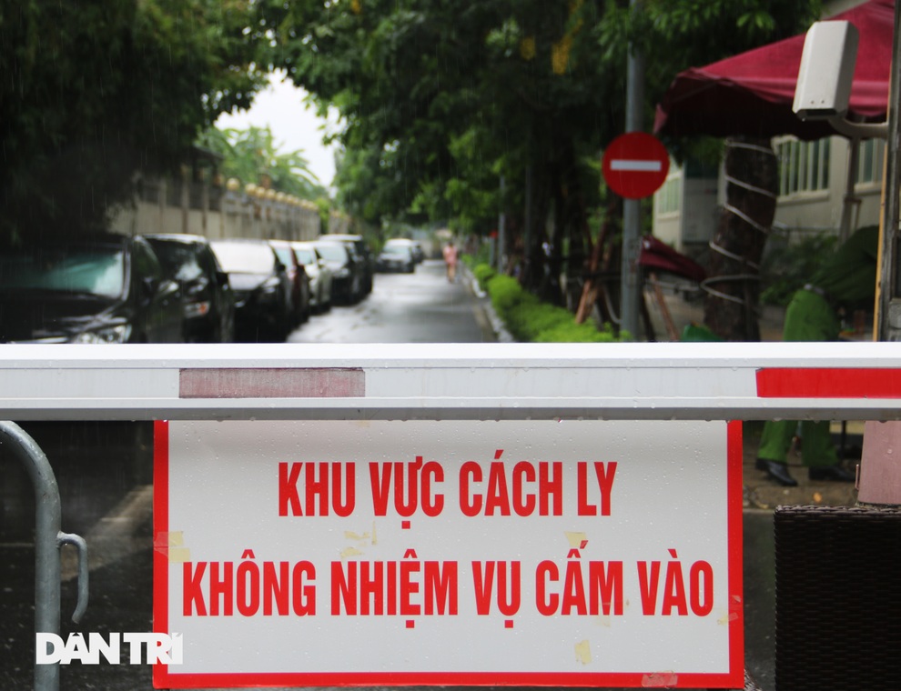 Bố từ Bắc Ninh lên Hà Nội tiếp tế cho con gái trong khu chung cư bị cách ly - 11 Bố từ Bắc Ninh lên Hà Nội tiếp tế cho con gái trong khu chung cư bị cách ly - 11