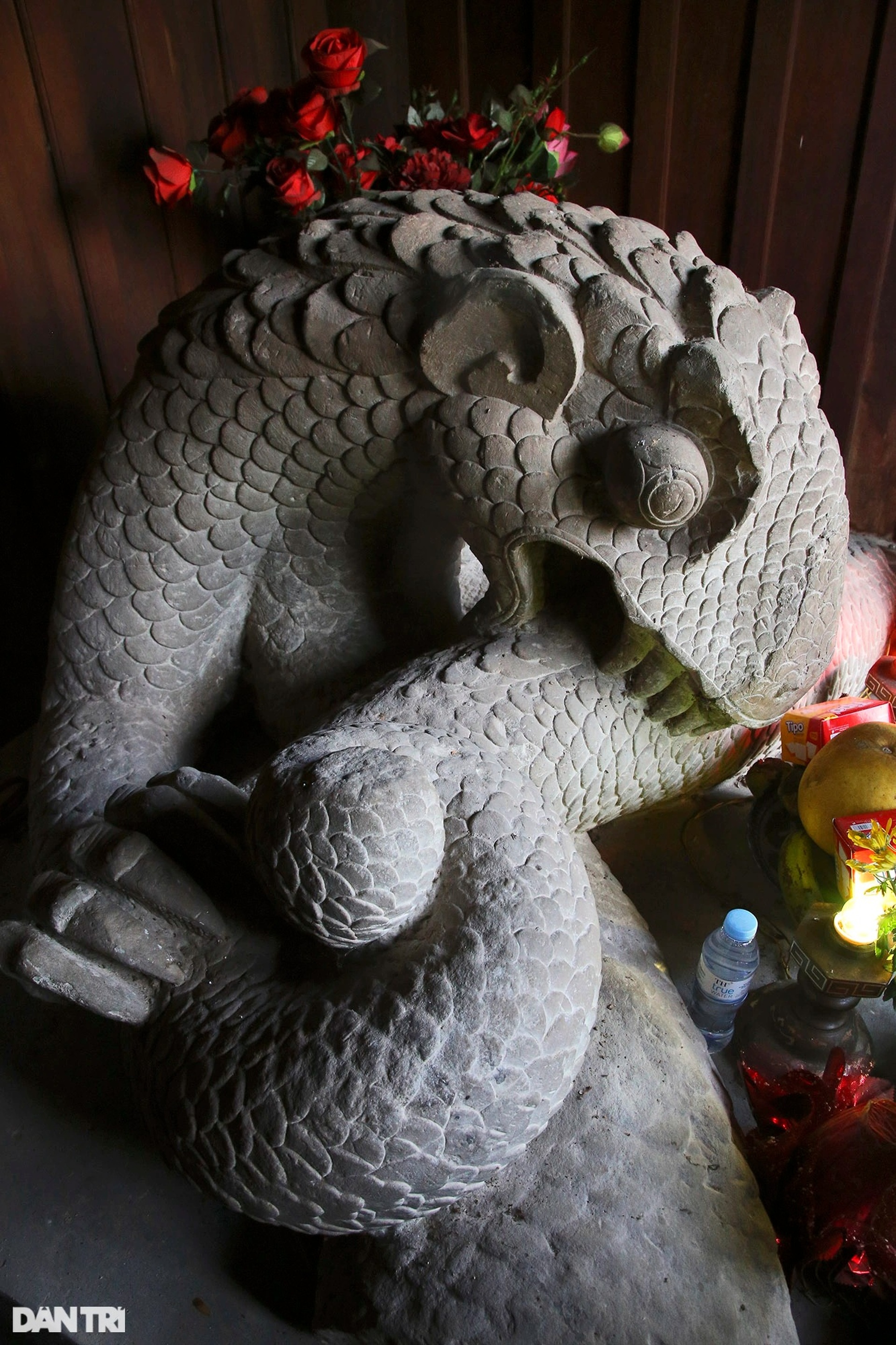 Tượng nửa rồng nửa rắn trong tư thế miệng cắn thân, chân xé mình - 11 Tượng nửa rồng nửa rắn trong tư thế miệng cắn thân, chân xé mình - 11