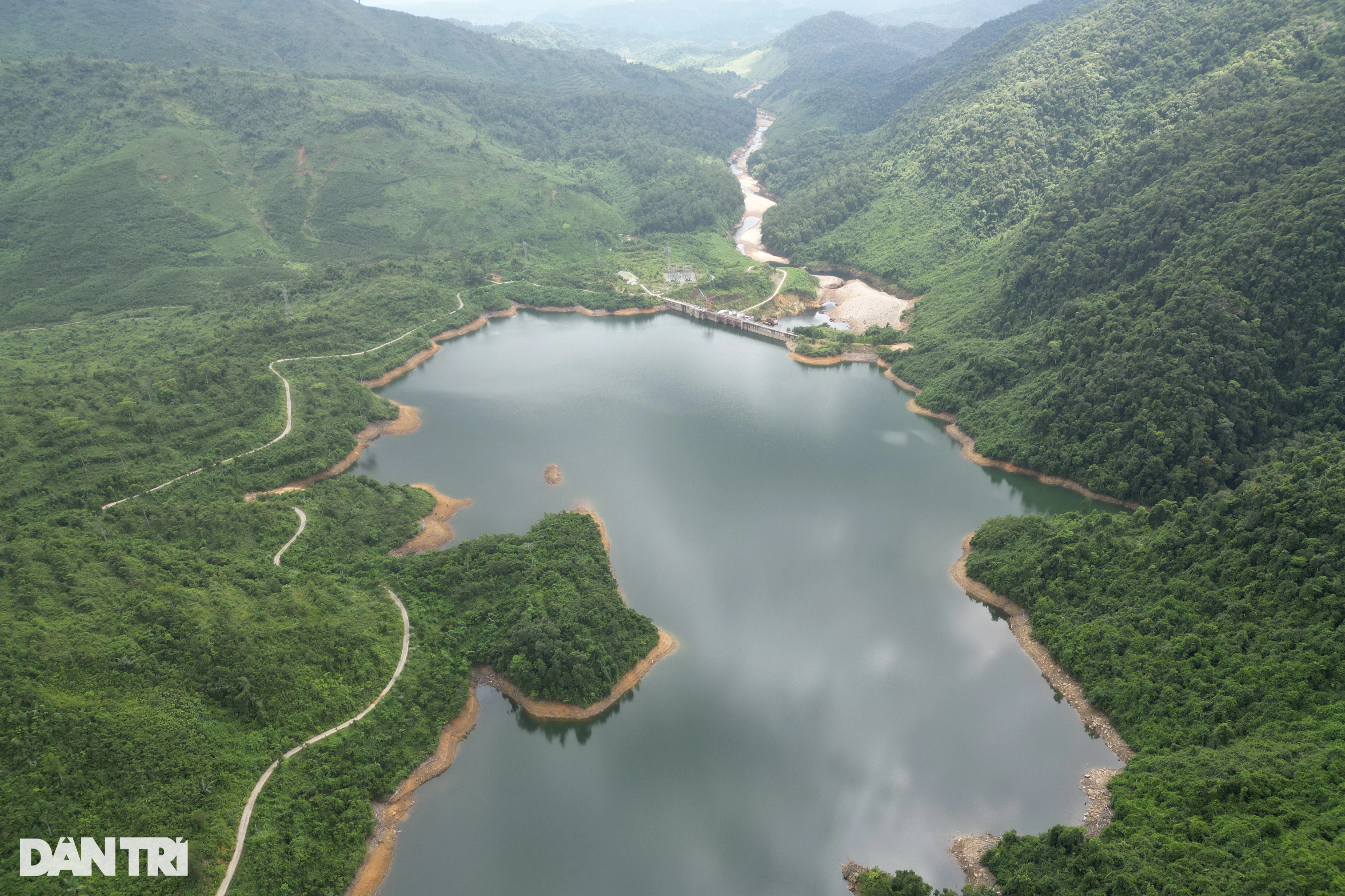 View - Đường vào khu thủy điện Rào Trăng sạt lở nghiêm trọng, hở toang hoác | Báo Dân trí