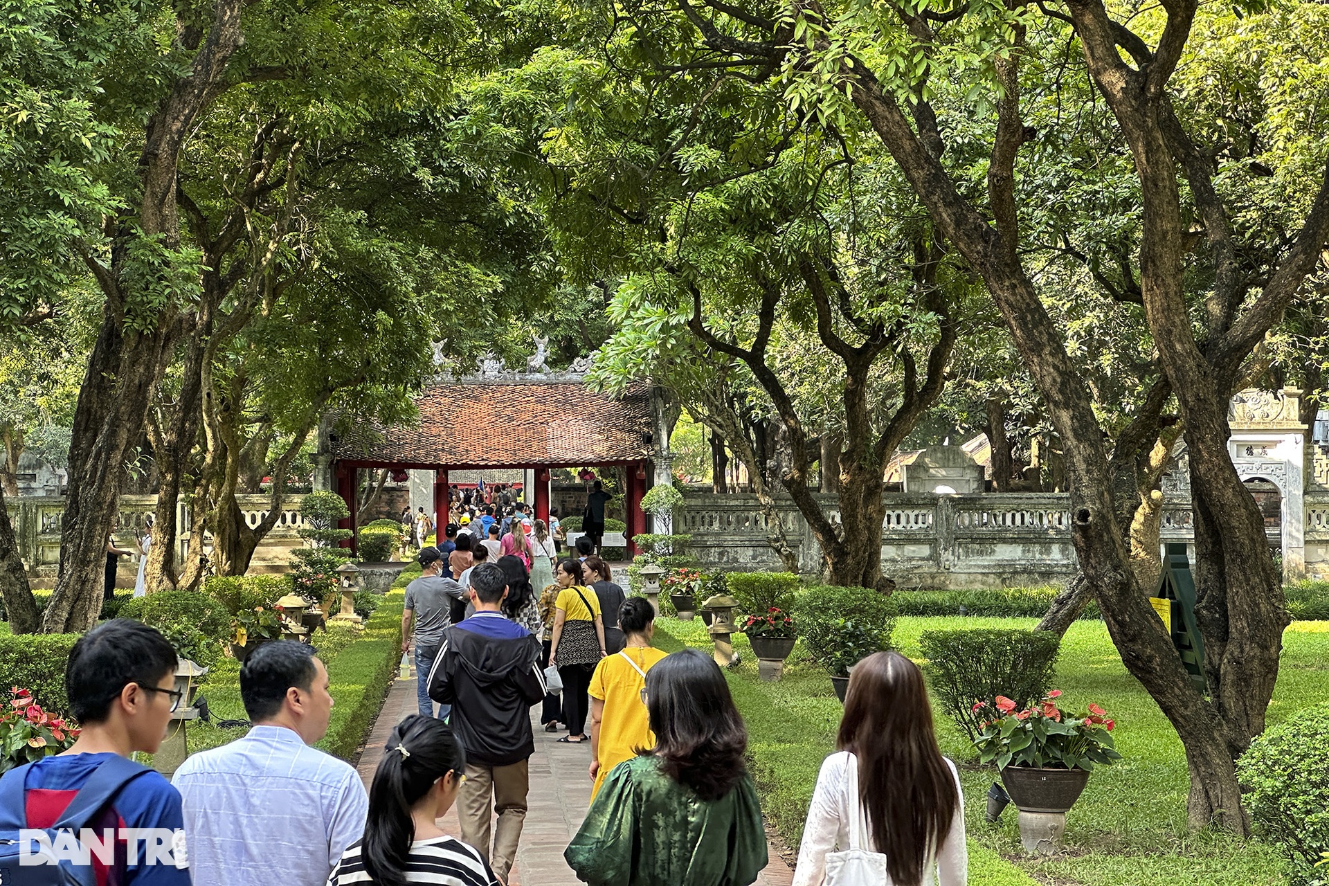 Phố buôn bán vắng vẻ, điểm vui chơi ở Hà Nội đông nghịt dịp nghỉ lễ 2/9 - 10 Phố buôn bán vắng vẻ, điểm vui chơi ở Hà Nội đông nghịt dịp nghỉ lễ 2/9 - 10